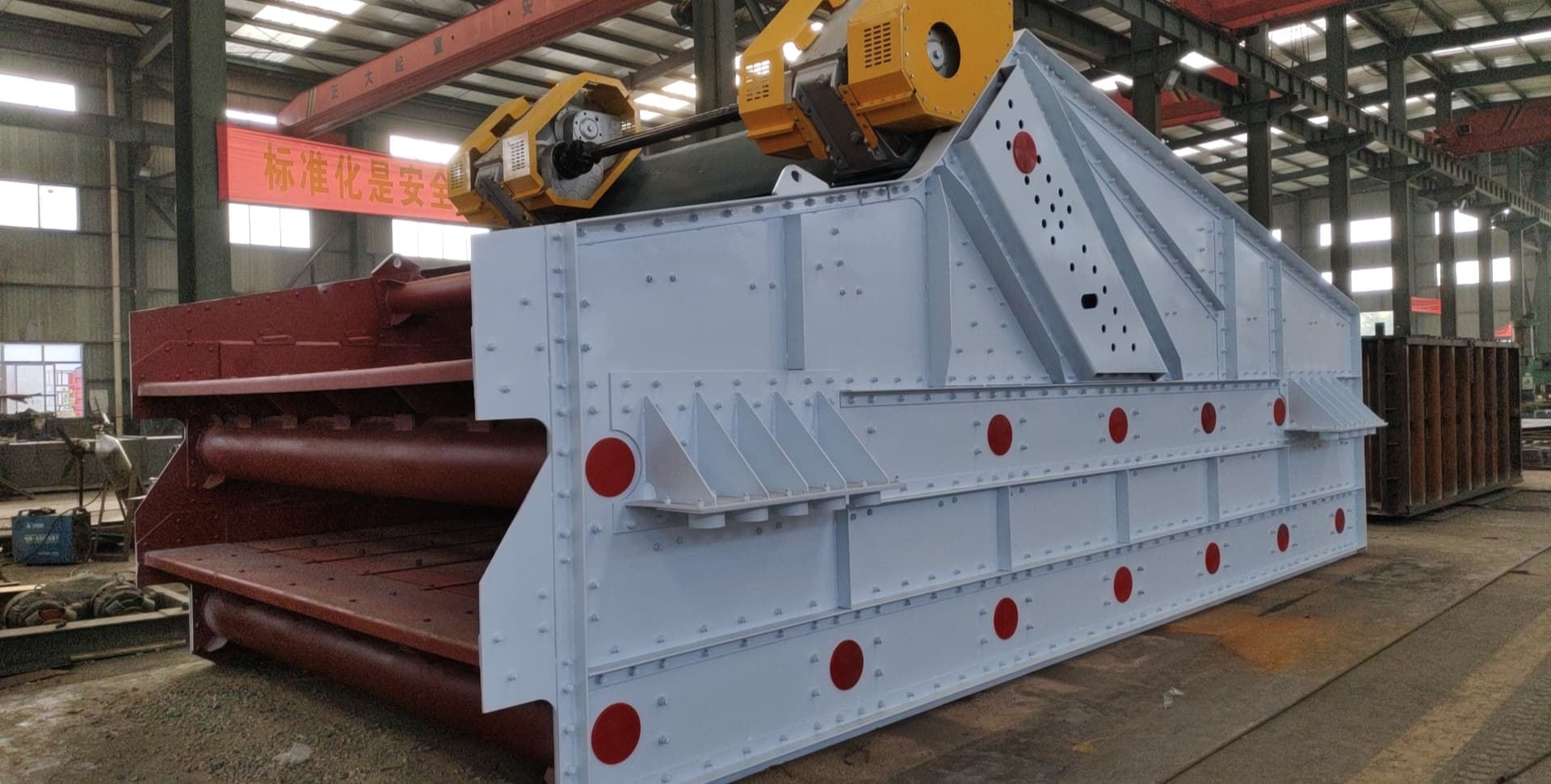 Double layer straight line dehydrating and desiccating screen